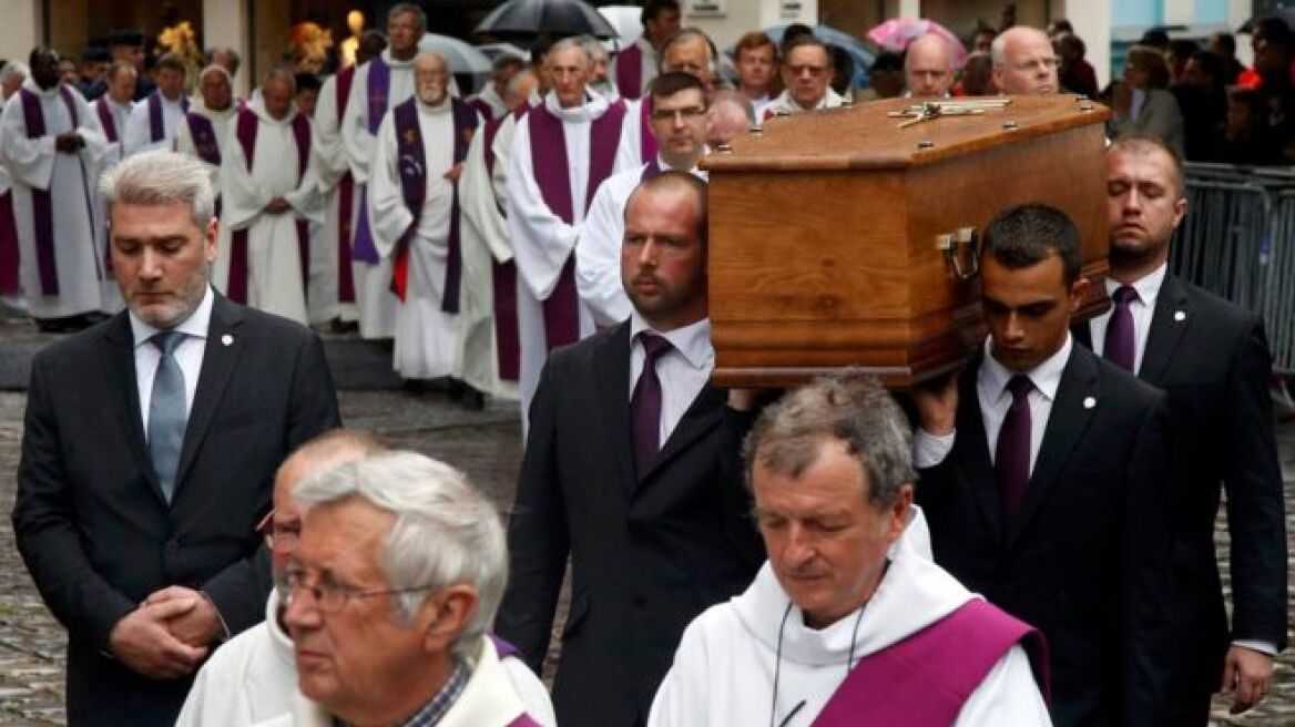 Χιλιάδες πολιτών στην κηδεία του Γάλλου ιερέα που αποκεφαλίστηκε από τζιχαντιστές